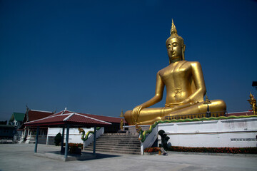 Large outdoor golden sitting Buddha Enshrined at Wat Bang Chak. Which can be clearly seen from afar Because it is located on the Chao Phraya River and is a famous place.