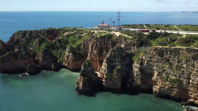 Bela ba&iacute;a perto da cidade de Lagos, regi&atilde;o do Algarve, Portugal