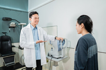 Obraz premium a male doctor wearing a uniform with a female patient in the examination room at the hospital