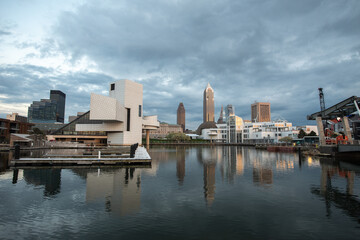 Fototapeta premium Cleveland ohio skyline at sunset