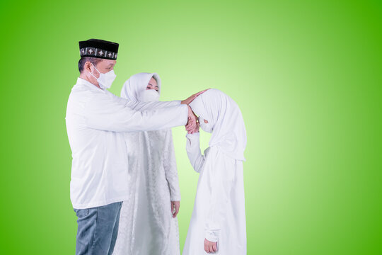 Muslim Child In Mask Apologizing To Her Parents