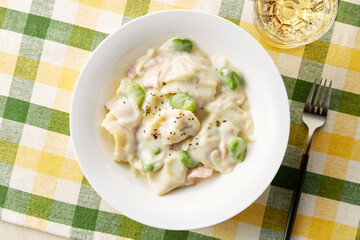 空豆とベーコンのクリームソースのアニョロッティ