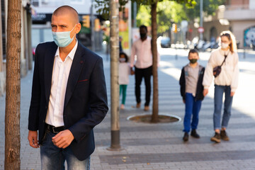 Fototapeta premium portrait of caucasian man on street during epidemic