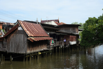 Fototapeta na wymiar Old wood house in the countryside at Samut-prakan of Thailand.