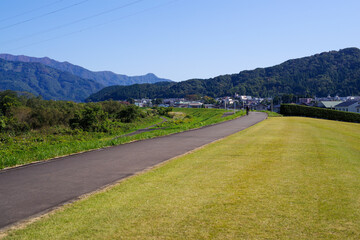 河川敷のサイクリングロードを走る自転車