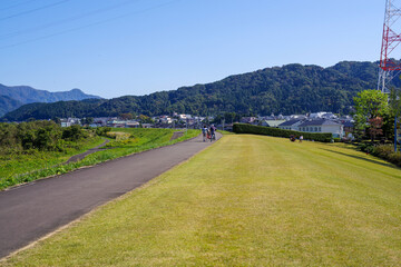 河川敷のサイクリングロードを走る自転車