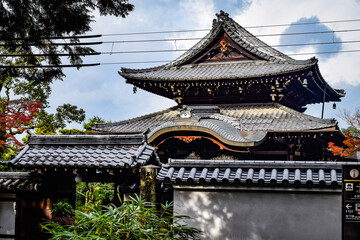 京都、蹴上げの紅葉と木造の建物等
