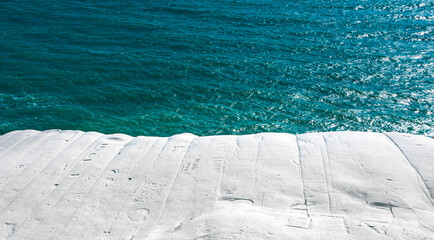Weißer Felsen am türkisfarbenen Meer bei Scala dei Turchi, Sizilien. Platz kopieren
