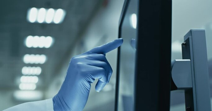 Crop doctor using computer in DNA lab
