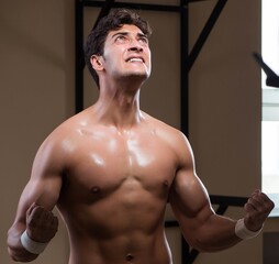 Obraz premium Ripped muscular man in gym doing sports