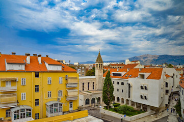 Obraz premium Panoramic view of the historic center of Split, an ancient city in Croatia.
