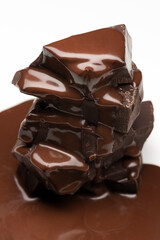 溶けたチョコレートをかける　白バック