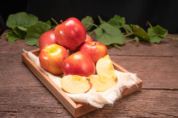 Envy Apple In a tray on a wooden ิฟแาเพนีืก

