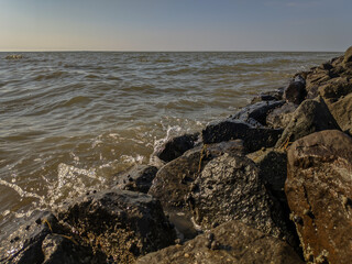Wellenbrecher in Nordsee am Deich 