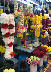Indian flower garlands are can be made from various plants, such as jasmine, lotus, chrysanthemum, hibiscus and many more, depending on its use.