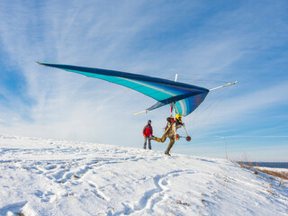 Hang glider pilot run © Mny-Jhee