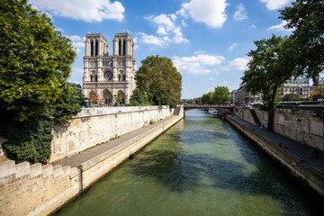 Fototapeta na wymiar A view of the river Seine and Notre Dame
