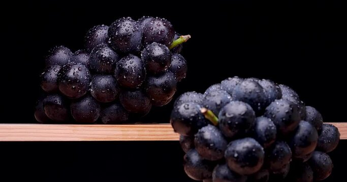 大粒のブドウに水滴をかけた動画(ナガノパープルという品種)