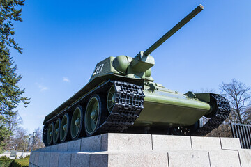 alter sowjetischer Panzer am Kriegerdenkmal in Berlin