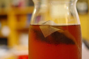 グラスに入った冷たい麦茶