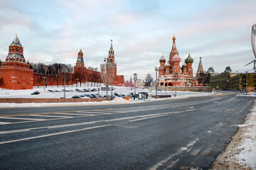 Obraz premium View of Vasilievsky Spusk, Red Square, St. Basil's Cathedral and the Spasskaya Tower of the Moscow Kremlin on a frosty winter morning