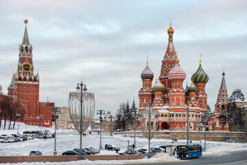 Obraz premium MOSCOW, View of Vasilievsky Spusk, Red Square, St. Basil's Cathedral and the Spasskaya Tower of the Moscow Kremlin on a frosty winter morning