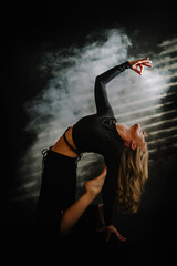 Frau macht Yoga entspannt, kraftvoll, Balance, Üben, Fitness, dunkler Hintergrund, Lichteinfall,...
