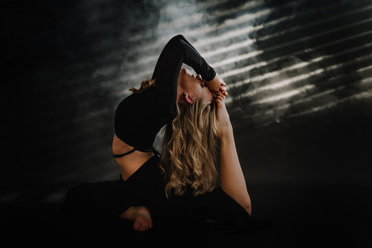 Frau macht Yoga entspannt, kraftvoll, Balance, &Uuml;ben, Fitness, dunkler Hintergrund, Lichteinfall, Nebel, Die K&ouml;nigstaube, King pigeon pose, Raja kapotasana