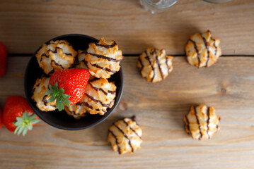 Obraz na płótnie Canvas Homemade coconut biscuits with strawberry.