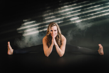 Frau macht Yoga entspannt, kraftvoll, Balance, Üben, Fitness, dunkler Hintergrund, Lichteinfall,...