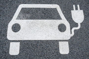 Draufsicht: Parkplatz für Elektrofahrzeuge, E-Autos, Elektroautos mit weißem Symbol zum Aufladen,...