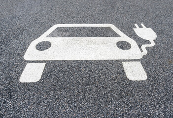 Draufsicht: Parkplatz für Elektrofahrzeuge, E-Autos, Elektroautos mit weißem Symbol zum Aufladen, E-Tankstelle, Copy Space