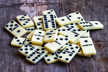 Dominos en vrac	sur fond de vieilles planches de bois
