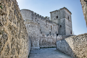 Callejón medieval al castillo del siglo XV en la villa de Portillo, provincia de Valladolid,...