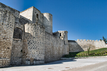 Portón elevado en las murallas medievales del castillo de Portillo en la provincia de Valladolid,...