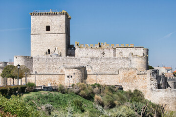 Obraz premium Ruinas castillo medieval y feudal de Portillo, siglo XV, en la provincia de Valladolid, España