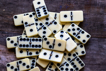 Dominos en vrac	sur fond de vieilles planches de bois