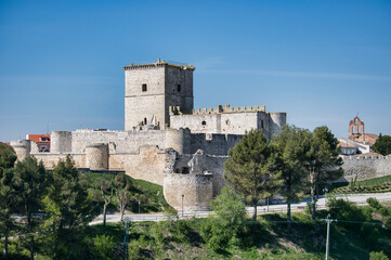 Fototapeta na wymiar Vista castillo medieval del siglo XV en la villa de Portillo, provincia de Valladolid, España