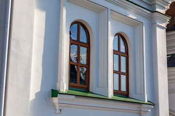 Obraz premium Old house windows in retro raen