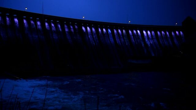 Sperrmauer Edersee am Abend