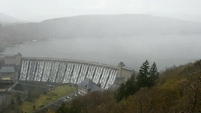 Staumauer Edersee bei Schneefall 