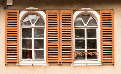 Fototapeta na wymiar Fenêtres anciennes à Vuillafans, Doubs, France