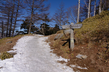 残雪の登山道
