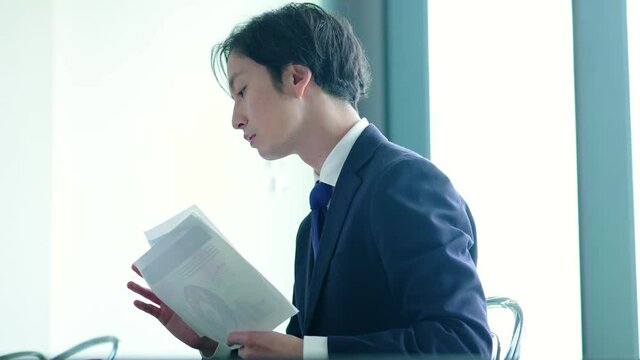 資料を確認するビジネスマン