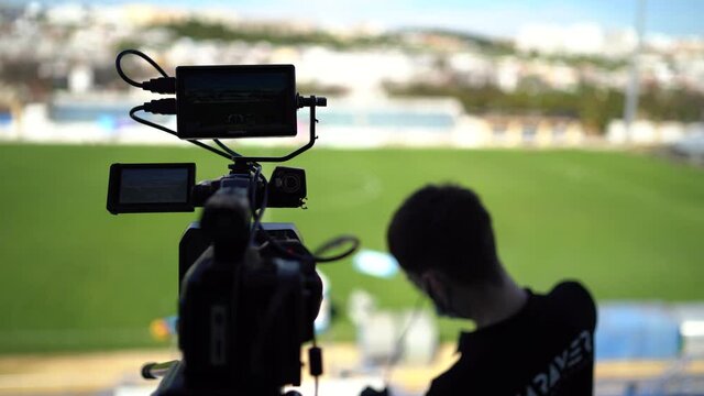Cámara de video preparada para retransmitir un partido de futbol en un estadio 