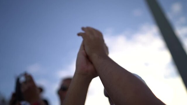 Persona aplaudiendo a camara lenta sin que se le vea la cara en un partido de futbol