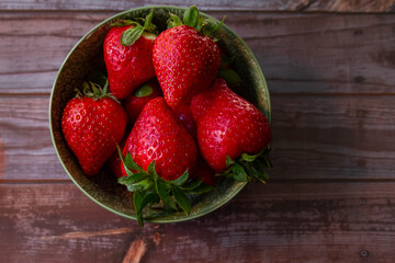 Bowl de fresas encima de mesa de madera