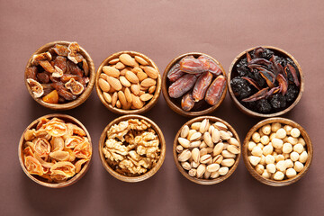 mixed nuts and dried fruits