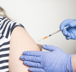 Frau wird mit dem Impfstoff COVID-19 mRNA geimpft