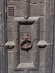 Superbe porte ancienne avec une poignée servant de heurtoir à l'entrée d'un château en Aveyron
